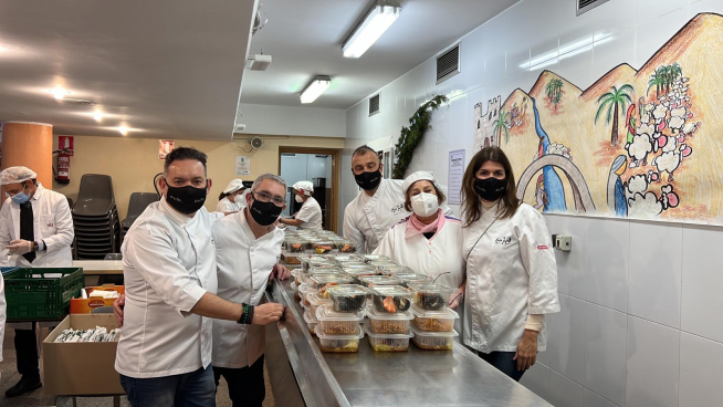 Todo listo para repartir el menú de Nochebuena en la parroquia del Carmen.