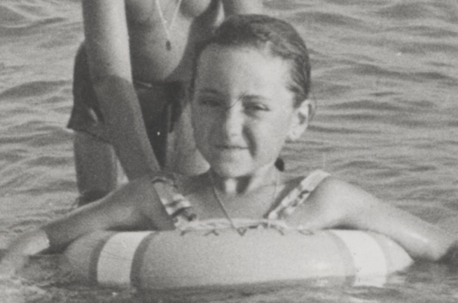 Luisa Gavasa cuenta su doble infancia de oro cerca del Ebro y otra en el mar valenciano, donde la vemos con seis años.