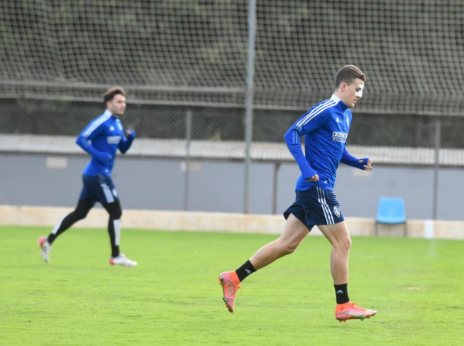 Nieto, en primer plano con la nariz protegida tras su operación de tabique nasal, con Lluís López al fondo, en el entrenamiento individualizado de este lunes.