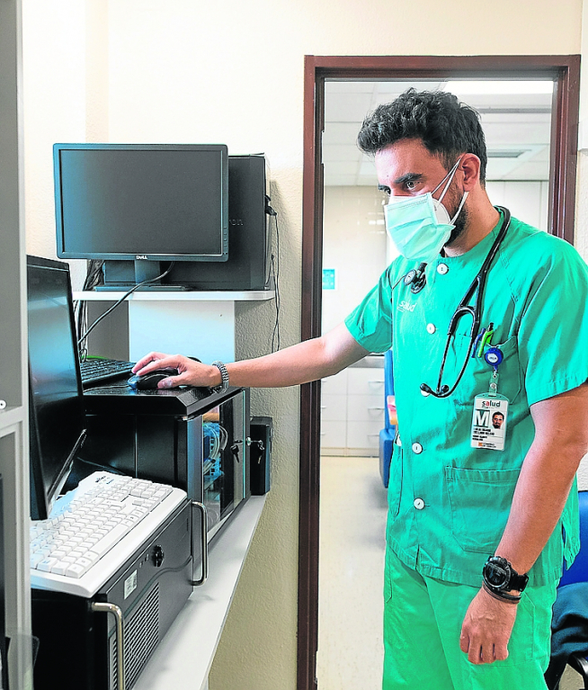 El neumólogo Carlos Orellana revisa las constantes de pacientes.