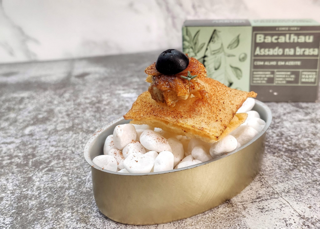 Tapa de bacalao ajoarriero con patatas soufflé.