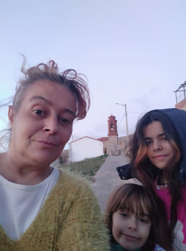 Maite con sus hijas, Mar, de 11 años, y Ania, de 6, en Rudilla.