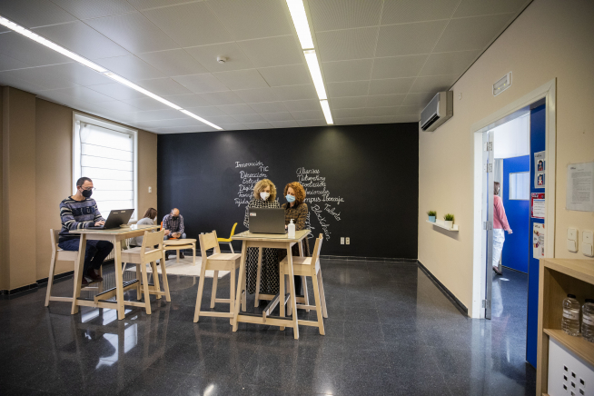 Las sesiones formativas se desarrollan en grupos pequeños, favoreciendo la participación y el aprendizaje entre profesionales.