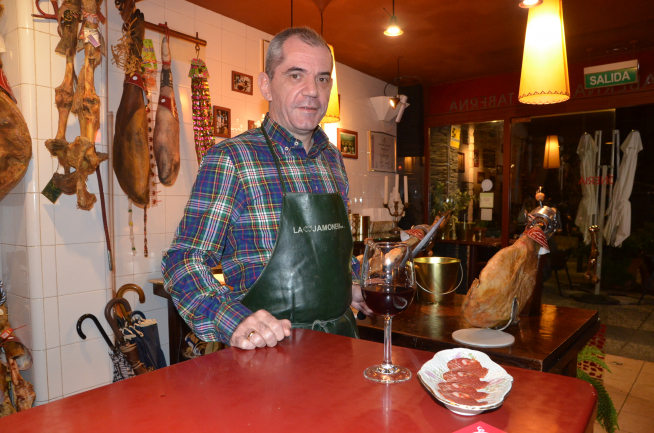 Félix Martínez, de La Jamonería, con su tapa de caña de lomo.
