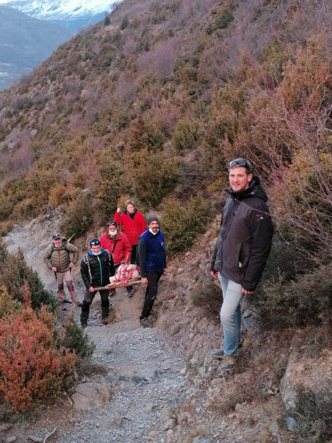 Los promotores del homenaje a Juan Aranda subiendo la escultura por el camino de los Tres Barrancos de Benasque.