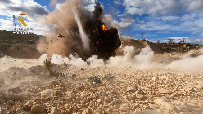 Los Tedax acordonaron un radio de 1.000 metros para detonar sin riegos bomba de aviación de la Guerra Civil hallada en Maella.