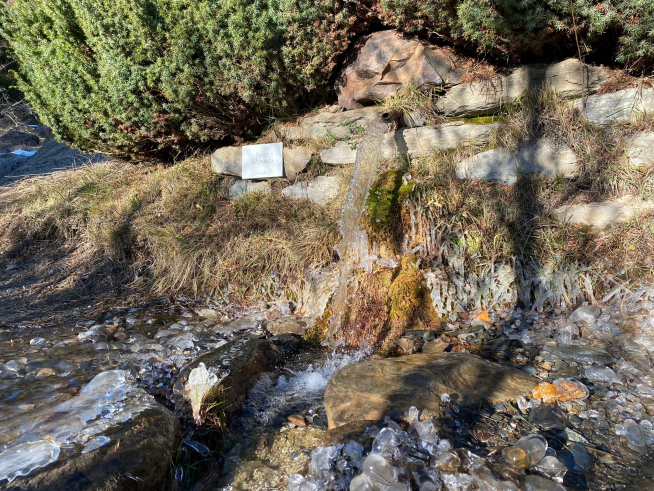 Vecinos de Benasque han colocado una placa para nombre la 'Fuen d'Aranda' que él mismo consiguió hacer.