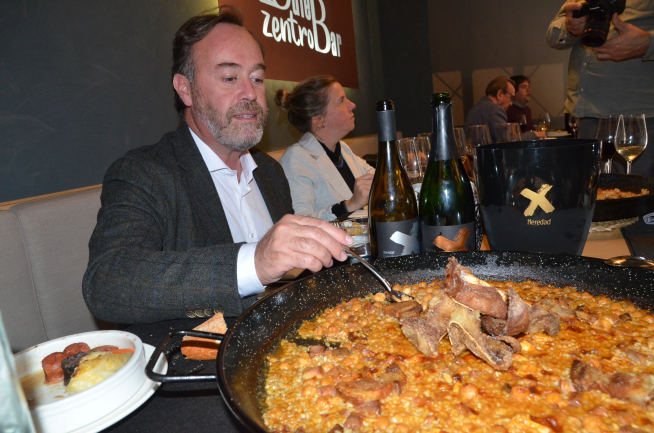 Carlos Valero, probando el cocido de arroz de BuleBar Zentro.