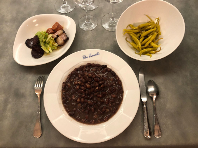 Guiso de alubias de Tolosa con su acompañamiento, en el restaurante Txalupa.