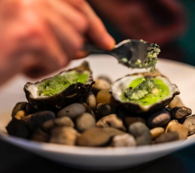 Ostra en ceviche con pepino y granizado de wakame del restaurante Papagayo.