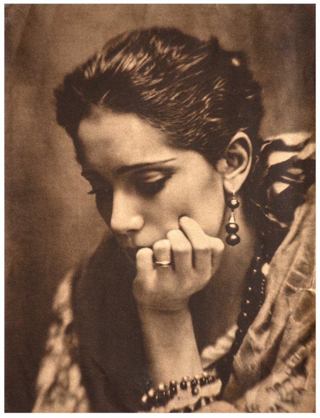 Una de los retratos más característicos de Raquel Meller: la mano en el mentón.
