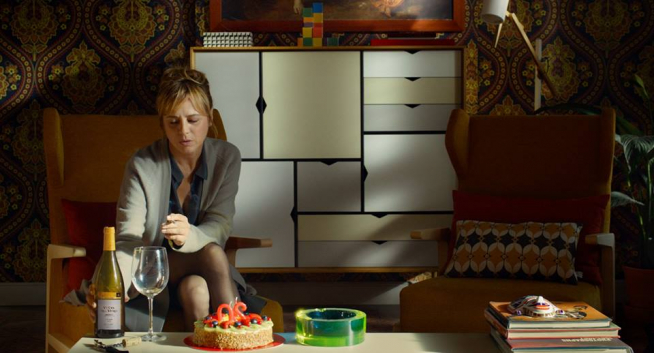 Emma Suárez no suelta su Viñas del Vero Chardonnay Colección en esta escena de 'Julieta'. Normal.