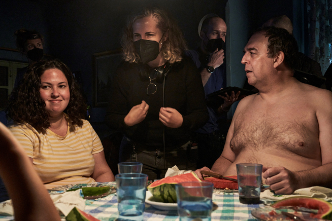 Carlota Pereda (c) habla con Laura Galán (i) y Julián Valcárcel (d), durante el rodaje de la película "Cerdita".