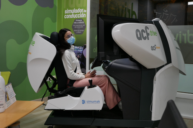 Imagen del simulador de coche Simescar que ofrece la empresa oscense ACF Drive para poder realizar prácticas del carnet de conducir.