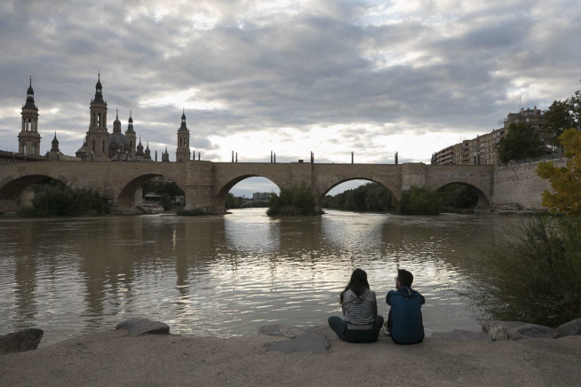 Atardecer sobre el río Ebro a su paso por el Puente de Piedra de Zaragoza.