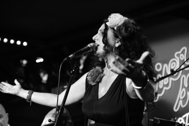 Marta Domingo, actuando en el club Le Baiser Salé, de la capital gala.