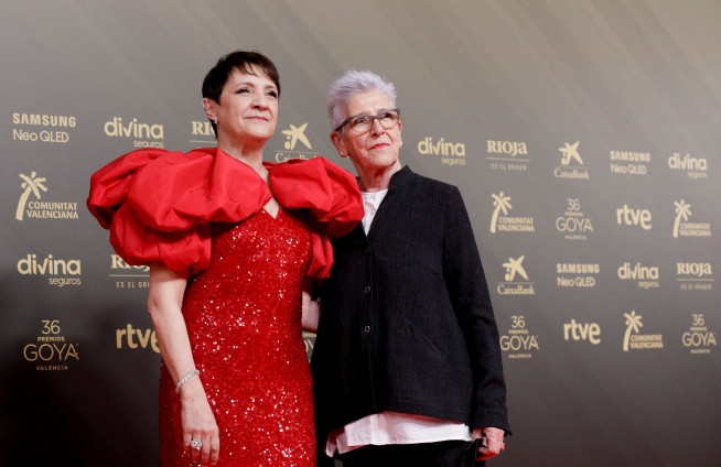 Blanca Portillo junto a Maixabel Lasa en la alfombra roja de los Premios Goya 2022.