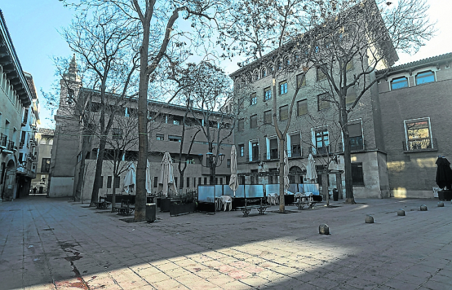 En la plaza de Santa Cruz, la intervención será de mantenimiento, se repararán los encintados de ladrillo de los alcorques y la zona ajardinada central.