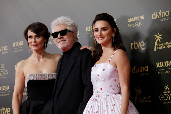 Pedro Almodóvar, Aitana Sánchez-Gijón y Penélope Cruz, en la alfombra roja de los Premios Goya 2022.