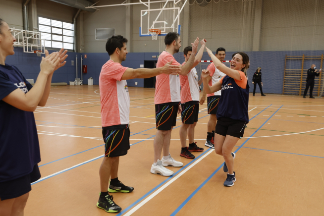 Partido de baloncesto entre la Policía Nacional y el Colectivo LGTBI de  Aragón contra la homofobia en el deporte