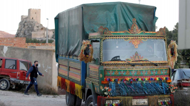 Un camión con matrícula afgana en el rodaje de 'The Interpreter' en Petrer (Alicante).