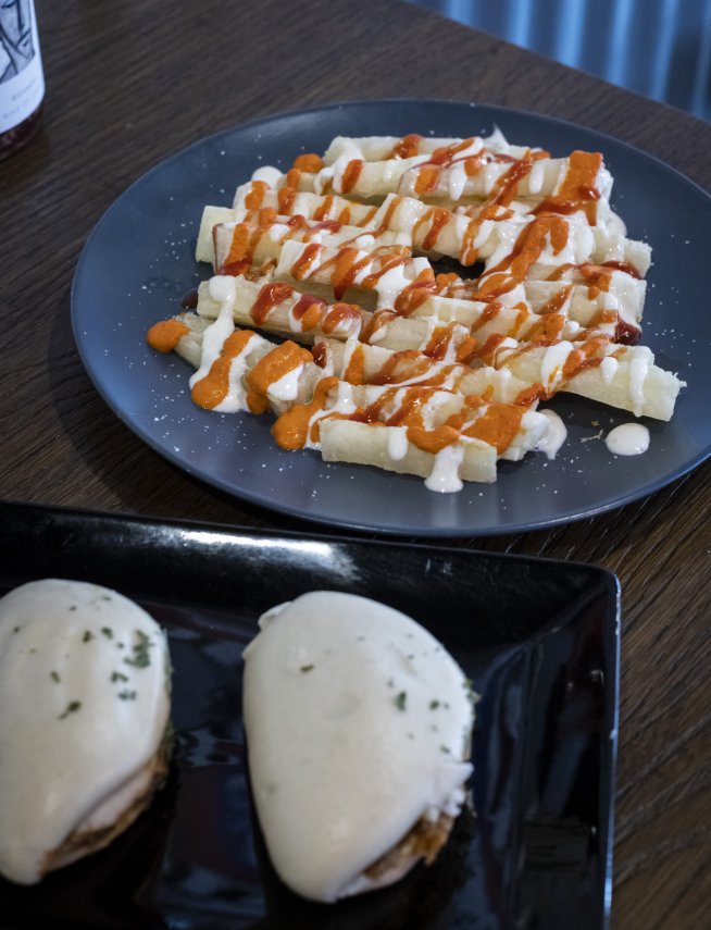 Yuca brava y tostones rellenos, dos de las especialidades del tapeo cubano de Los Compadres.