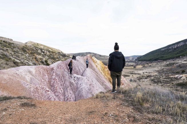 Los artistas exploran una montaña en los primeros días de su odisea.