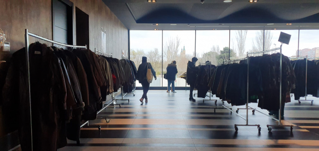 Comprar ropa por kilos en el mercadillo Vinokilo en Zaragoza