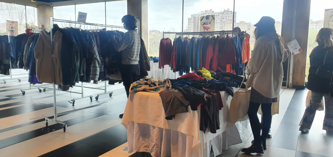 Imágenes de la compra ropa por kilos en el mercadillo Vinokilo, en Zaragoza