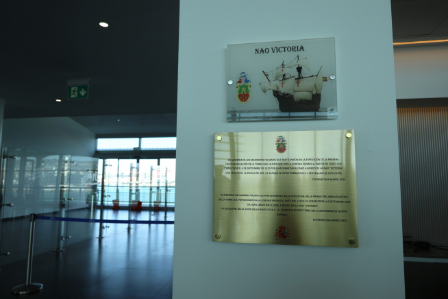 Placa colocada en la terminal de cruceros de Civitavecchia