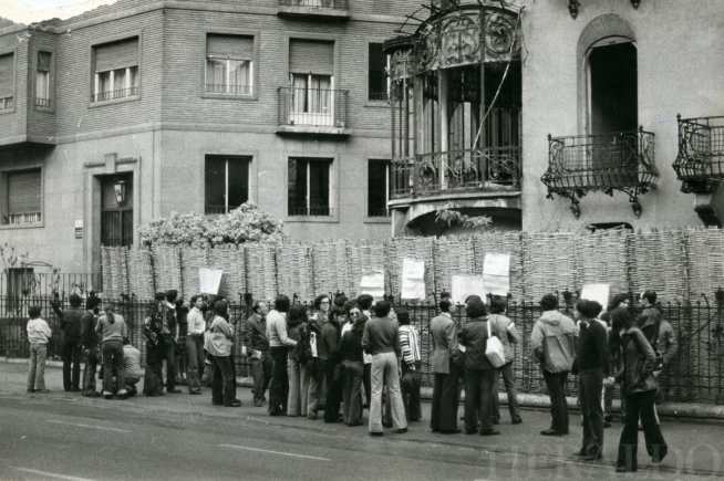 Derribo de una casa modernista en Sagasta.