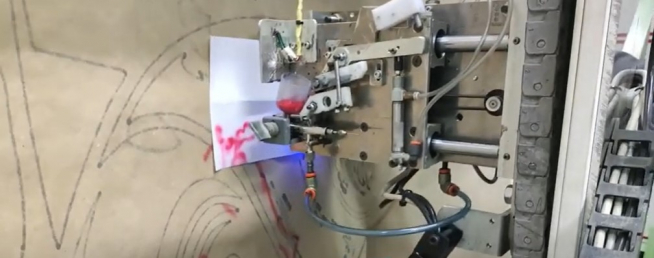 Un robot que hace grafitis