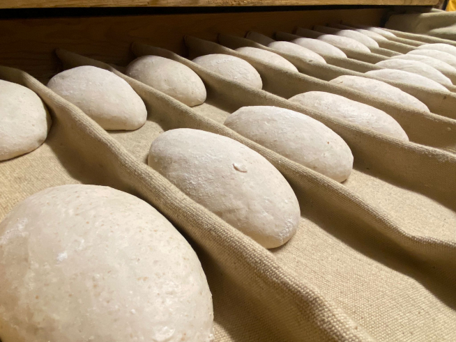 El pan del horno Guiral se hace en horno de leña, con cajón de madera de fermentación.