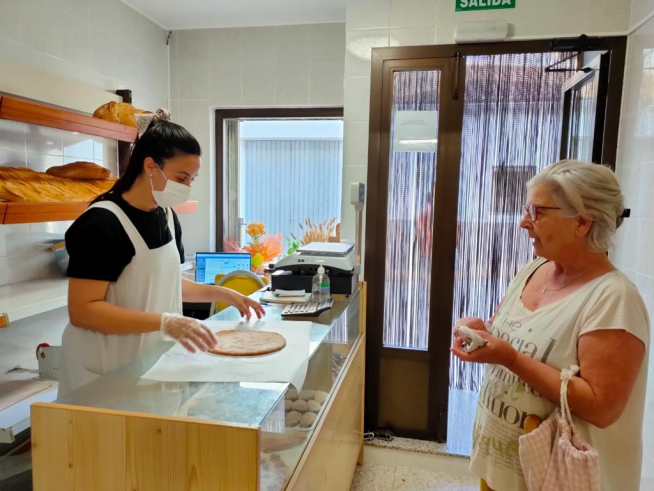 Yasmina Lafaja, este verano en el despacho de pan de Urrea de Gaén, su pueblo natal.