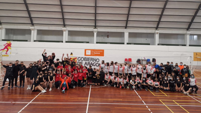 Participantes en la jornada de los Juegos Escolares de voleibol en Huesca.