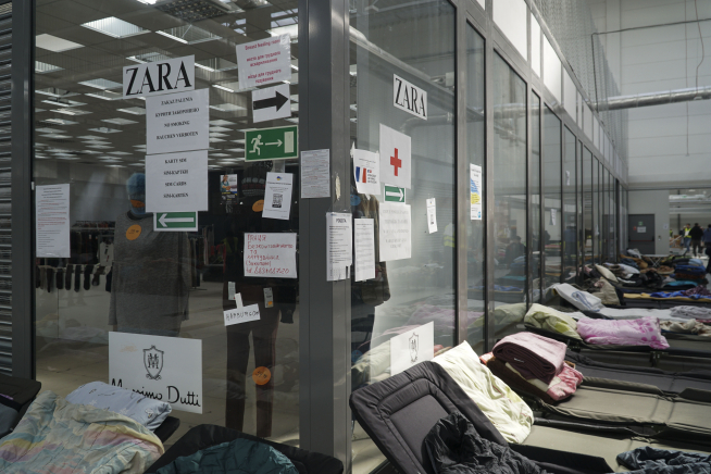 Aún cuelgan los carteles de tiendas como Zara o Massimo Dutti porque antes era un centro comercial.