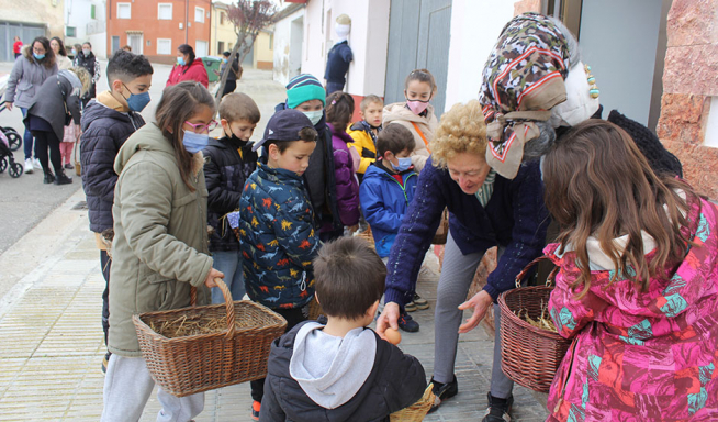 Los vecinos del municipio han agasajado a los niños con huevos y otros productos