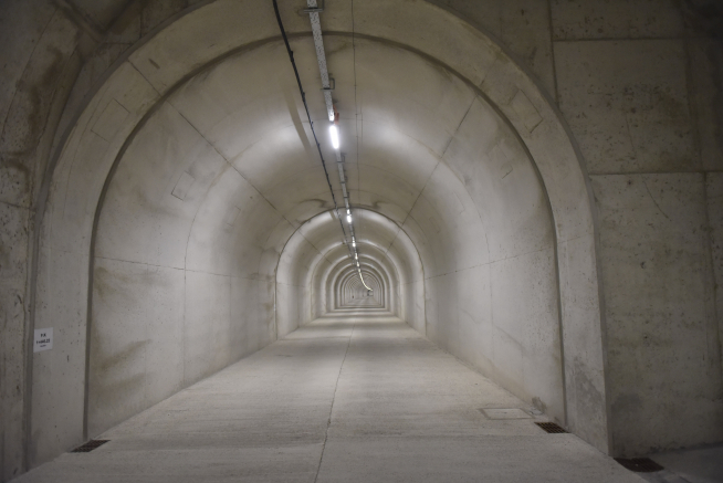 Con casi 3 kilómetros de longitud, el túnel de Caldearenas es el más largo de Monrepós y ocupa el puesto nº 14 del ranquin nacional. Tiene galería de evacuación anexa y siete refugios, entre otras medidas de seguridad.