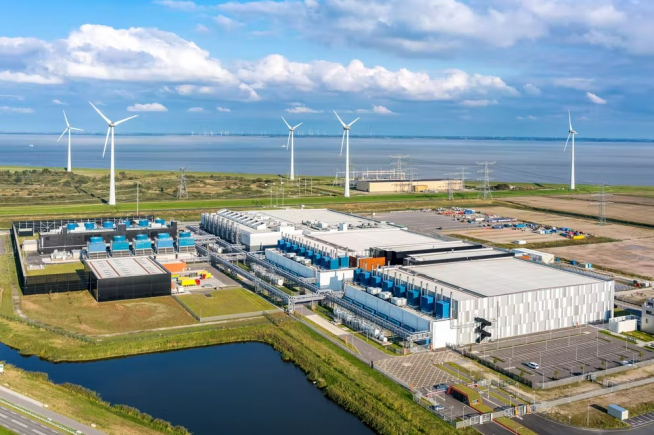 Centro de datos de Google con aerogeneradores en Eemshaven, Holanda.