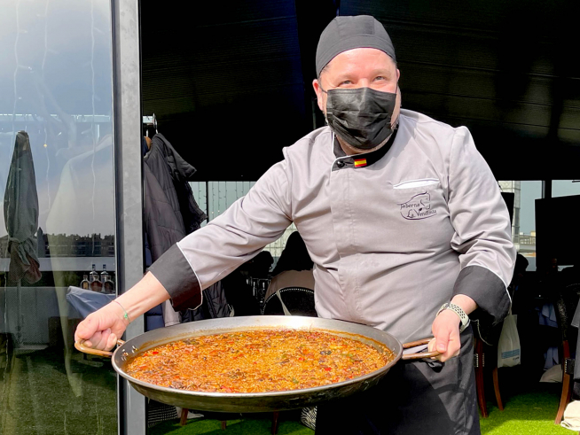 Fernando Nieto, con el arroz con secreto ibérico con verduras y setas.