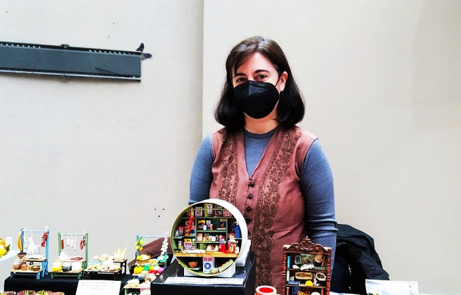 María Beneded, miniaturista zaragozana, con una de las creaciones que ha traído a Juguetear.