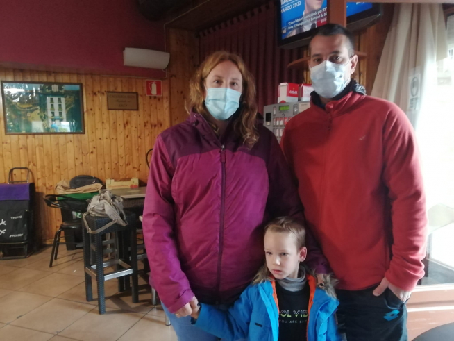 Natalia Navarro y su familia en el Bar Ibiza de Zaragoza.