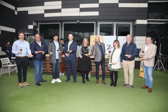 Organizadores y patrocinadores, con algunas de las croquetas que se degustaron.