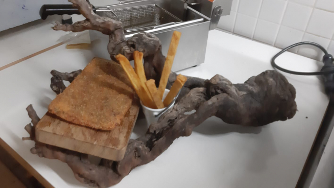 Vistosa presencia del cachopo de carne del restaurante Mas´ Torres.