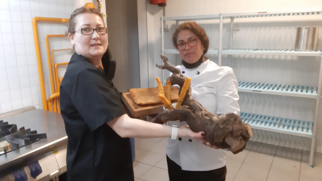 Tatiana Gavrila y Corina Rojas, en la presentación del cachopo sobre la cepa de una vid