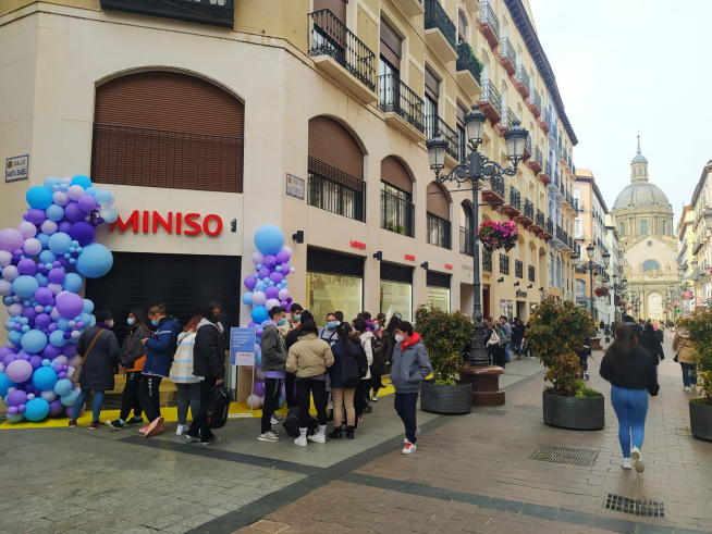 Expectación en Zaragoza por la apertura de la tienda Miniso