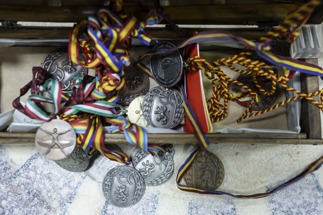 Algunas de las medallas de natación obtenidas por Helena en sus años competitivos.