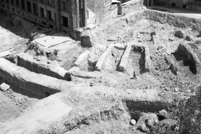Primera imagen del terreno en el que apareció la edificación romana, publicada en la portada de HERALDO en 1972.