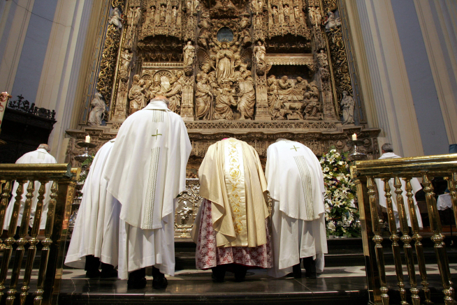 Cuatro sacerdotes se inclinan ante el altar mayor del Pilar. En las misas en latín, los curas daban la espalda a la congregación, administraban la comunión en la boca y hombres y mujeres estaban separados en las iglesias.