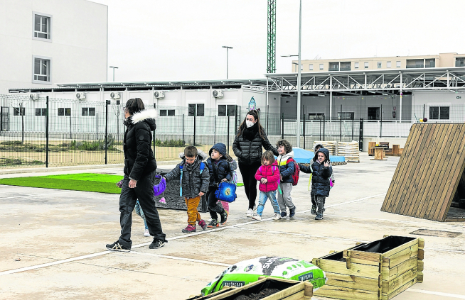 Alumnos de Infantil salen de las aulas prefabricadas en el colegio Ana María Navales.